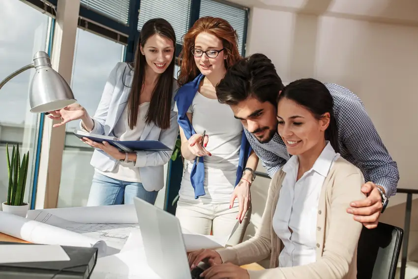 Ragazzi che lavorano nel settore IT: Sviluppo softwae, cybersecurity e web app personalizzate