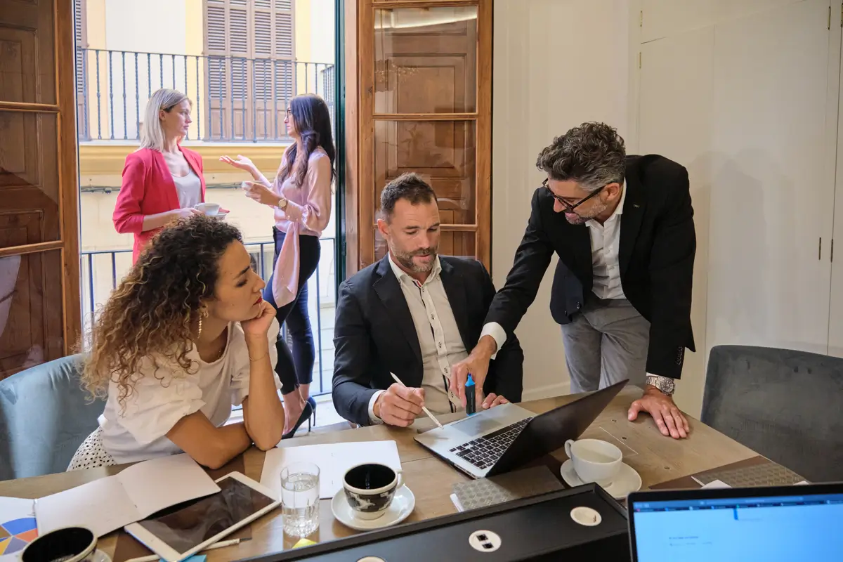 Foto dei dipendenti che lavorano in ufficio a roma e parlano dell'argomento mercato del lavoro