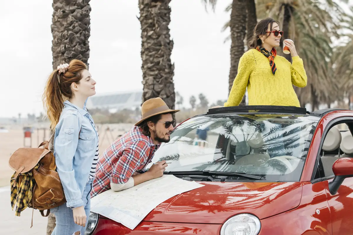 Turisti a Roma con un auto a noleggio lungo termine